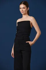 Bustier de diseño estructurado y corte recto, con escote palabra de honor y ajuste entallado que realza la silueta.