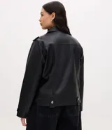 Campera estilo biker confeccionada en poliuretano con base de viscosa, forrada en poliéster. Presenta cuello con solapas, cierre frontal con cremallera metálica, bolsillos laterales con cierre y detalles de botones a presión.