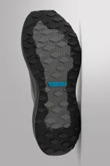 Zapatilla deportiva negra sin cordones para uso diario y carreras ligeras. Parte superior de tejido de punto transpirable, puntera y talón recubiertos de material Shield Protect Max, tirador trasero, plantilla OrthoLite® extraíble, entresuela con tecnología Spume Foam V3 y suela de goma. Zara Athleticz.