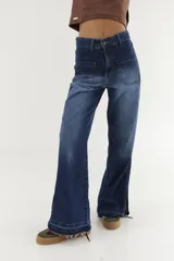 Jean wide leg azul con bolsillos plaqué en el delantero y bajo descosido.