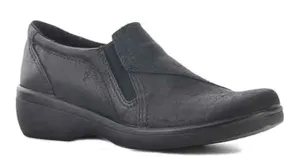 Zapatos casuales tipo slip-on color negro, con elásticos laterales para un ajuste cómodo y suela de goma antideslizante.