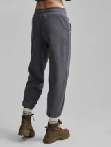 Pantalón de jogging gris con textura acanalada y corte holgado.