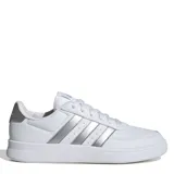 Championes Adidas Breaknet 2.0 de estilo urbano, color blanco con las icónicas tres tiras laterales y detalle en el talón en color plateado metalizado. Presentan un diseño de corte bajo con cierre de cordones y suela de goma plana.