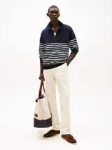 Pantalón chino de corte recto confeccionado en satén de algodón con un toque de elasticidad. Presenta cierre de cremallera con botón, bolsillos laterales ribeteados y bolsillos traseros de ojal con botón.