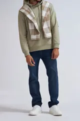 Hoodie deportivo de color verde claro, con capucha ajustable mediante cordones y bolsillo frontal tipo canguro. Presenta puños y ruedo acanalados.
