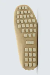 Mocasín casual de cuero color marrón claro con acabado serraje, horma redonda, detalle de lazo en el empeine y suela de goma.