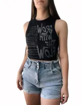 Short de jean celeste de tiro alto con cintura fruncida elástica y cierre frontal con dos botones metálicos. Presenta bolsillos delanteros y dobladillos anchos en los bordes.