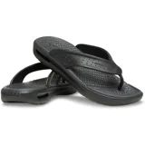 Ojotas Crocs InMotion Flip con diseño deportivo, tiras superiores de color azul marino con perforaciones, plantilla roja de espuma LiteRide y suela blanca con detalles en rojo.