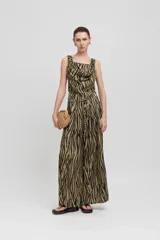 Pantalón ancho de satén con estampado animal print y cordón en la cintura.