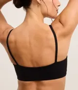 Top deportivo femenino color morado oscuro, de corte recto y ajustado, con escote cuadrado y breteles finos ajustables.