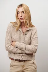 Saco de punto color beige con motas de colores, cuello polo y cierre frontal con botones.