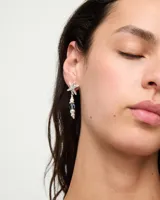 Aros colgantes de plata con diseño de estrella en la parte superior y una tira de cuentas metálicas y cristal facetado azul.