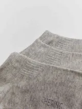 Kit de tres pares de medias cortas tipo soquete, color gris melange, con logo de la marca Hering estampado en el empeine.