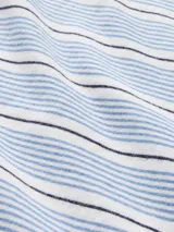 Remera de manga corta con cuello redondo, a rayas horizontales en tonos celeste, blanco y marrón.