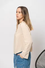 Camisa roja de lino con cuello clásico, mangas largas y cierre frontal con botones.