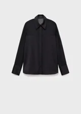 Camisa negra de gasa con tejido fluido, cierre de botones en la parte delantera, diseño recto, cuello camisero y mangas largas abotonadas.