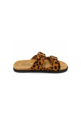 Sandalia plana con estampa animal print de leopardo, doble tira ajustable con hebillas metálicas doradas, plantilla texturada tipo yute y suela negra.