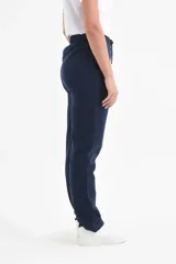 Pantalón deportivo de corte recto en color azul marino, con cintura elástica y cordón ajustable.