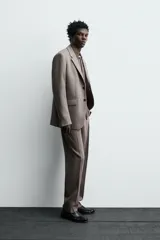 Blazer de corte regular fit confeccionado en tejido de lana de origen italiano. Presenta cuello con solapas de muesca, cierre frontal de un botón, bolsillos laterales con solapa y bolsillo de vivo en el pecho. Incluye abertura central en la espalda y forro interior con bolsillo.