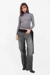 Top de morley gris de manga larga, con cuello media polera y largo de camiseta. Presenta un teñido en las terminaciones que crea un efecto degradado.