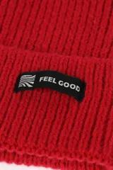 Gorro de lana tejido color lila con etiqueta negra con logo en el frente.