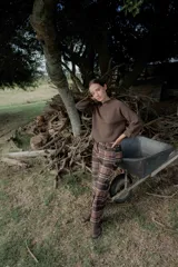 Pantalón de corte recto con estampado a cuadros en tonos marrones y rosados. Presenta una pretina elástica para mayor comodidad y está confeccionado en una tela acanalada con caída suave.