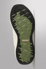 Zapatilla deportiva de correr para hombre, color beige, con parte superior de tejido de punto transpirable, refuerzos Shield Protect Max en puntera y talón, entresuela Spume Foam V2 y suela de goma.