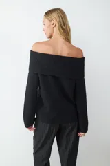 Sweater de punto tricot con diseño off-shoulder, de calce relajado y textura acanalada.