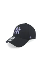 Gorra tipo baseball estructurada con visera curva y cierre ajustable de velcro. Presenta el logo de los New York Yankees bordado en relieve en color lila sobre fondo negro.