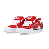 Championes Vans modelo Knu Skool, con diseño de tablero de ajedrez en rojo y blanco. Presentan una silueta robusta con lengüeta y cuello acolchados, la icónica banda lateral Sidestripe en relieve y suela de goma vulcanizada.