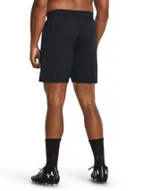 Short deportivo Under Armour Challenger de tejido de punto, color negro, con logo de la marca estampado en contraste en la pierna. Cuenta con cintura elástica con cordón interno y paneles laterales de malla para mayor ventilación.