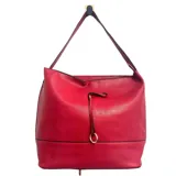 Cartera tipo hobo de color rojo, con textura granulada, asa única para llevar al hombro y detalle de argolla metálica dorada en el frente.