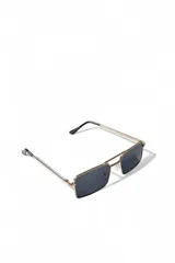 Lentes de sol Riva con armazón metálico dorado de diseño rectangular y doble puente, con cristales oscuros.