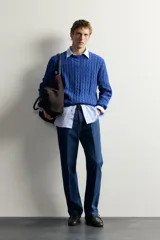 Sweater de punto verde con diseño de trenzas, cuello redondo y manga larga, de corte regular fit y acabados en rib.