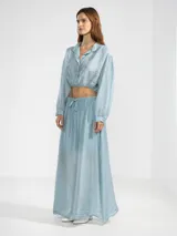 Falda larga hasta el tobillo de tejido liviano con acabado arrugado, corte fluido y cintura elástica con cordón ajustable.