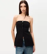 Blusa strapless negra confeccionada en bengalina con viscosa, con botones frontales y diseño estructurado de sastrería.
