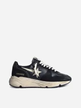Zapatillas urbanas Golden Goose Running Sole, color negro con detalles en blanco. Confeccionadas en cuero y gamuza, con estrella distintiva en el lateral y suela con efecto desgastado.