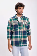 Camisa de franela a cuadros en tonos verde, azul y beige, con dos bolsillos frontales con solapa abotonada.