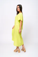 Vestido midi verde flúor de lino, corte holgado, escote redondo y manga corta.