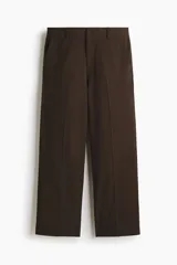 Pantalón de corte relajado color marrón, con cierre de botón, cintura con elástico y cordón interno, bolsillos laterales al bies y bolsillos traseros ribeteados con botón.