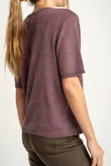 Top tejido color berenjena con textura acanalada, de poliéster y corte al cuerpo.