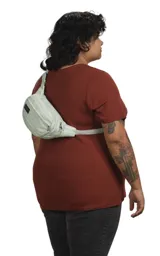 Riñonera negra de la marca JanSport, modelo Fifth Avenue, con parche frontal de la marca y cierres metálicos.