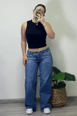 Pantalón de jean azul de corte recto y tiro bajo.