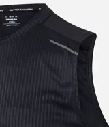 Musculosa deportiva Get Over de corte regular, color gris, con diseño sin mangas, cuello redondo y textura a rayas verticales sutiles. Confeccionada en poliéster liviano con tecnología Dry para mayor transpirabilidad.