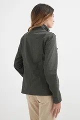 Chaqueta color verde militar de algodón, con cierre frontal con cremallera y botones a presión, cuello alto con trabilla, charreteras en los hombros, cuatro bolsillos frontales con solapa y cordón ajustable en la cintura.