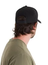 Gorra tipo baseball negra con el logo de Caterpillar bordado en la parte frontal en blanco y amarillo. Presenta visera curva y cierre metálico ajustable en la parte posterior.