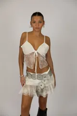 Cinto plateado con apliques circulares grandes y pequeños con detalles de tachas.