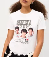 Remera de algodón de manga corta y cuello redondo, con estampa frontal inspirada en Camp Rock y corte ajustado.