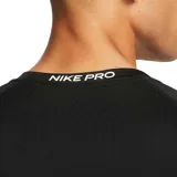Remera deportiva Nike Pro de ajuste ceñido, confeccionada en tejido técnico Dri-FIT transpirable. Presenta cuello redondo, mangas cortas y el logo de la marca estampado en el centro del pecho.