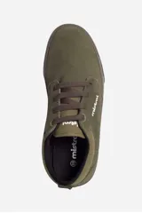 Zapatilla casual de cuero color camel, estilo skate o lona, con cordones marrones y suela de goma blanca con una línea naranja decorativa.
